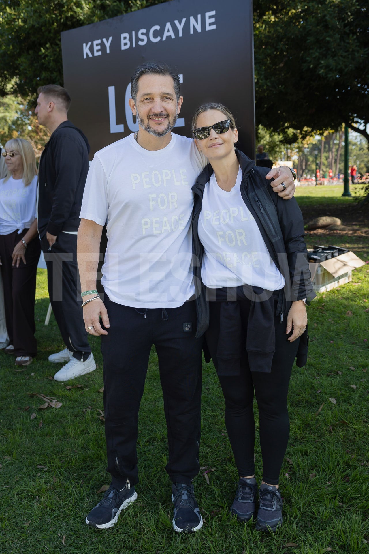 Germán Paoloski y Sabrina Garciarena acompañaron el mensaje de paz con remeras alusivas y looks coordinados