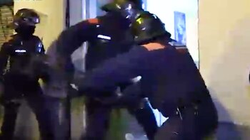 Los policías ingresando a uno