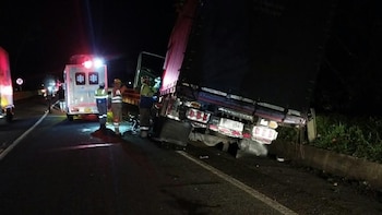 Se volcó un camión en la vía al Llano y dos personas quedaron atrapadas: así está el tráfico en el corredor vial