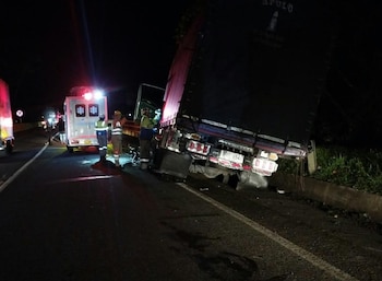 El volcamiento del vehículo de carga ocurrió en la madrugada del jueves 27 de agosto en la vía al Llano - crédito Coviandina