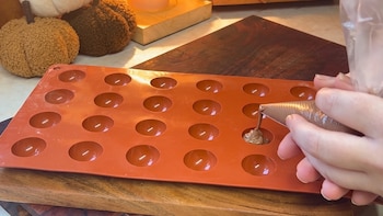 Usar un molde de silicona para el chocolate facilita sacar el postre después. (Youtube/Un día, una receta)