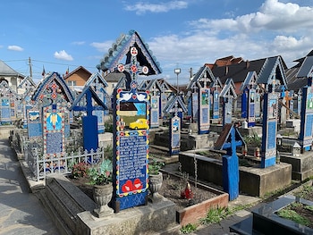 Las cruces del Cementerio Alegre de Săpânța combinan tallas en relieve y poemas en primera persona que resumen la vida de cada difunto. (Wikimedia/Chainwit.)