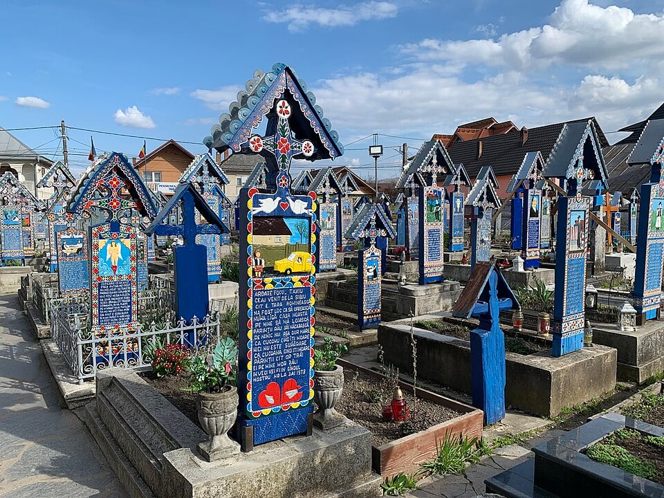 Las cruces del Cementerio Alegre de Săpânța combinan tallas en relieve y poemas en primera persona que resumen la vida de cada difunto. (Wikimedia/Chainwit.)