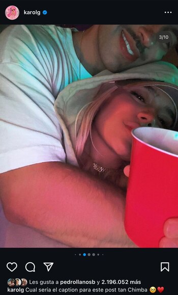 Karol G apareció abrazada en