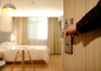 Cada vez hay más hoteles que ponen microchips a las toallas para evitar robos (Pexels)