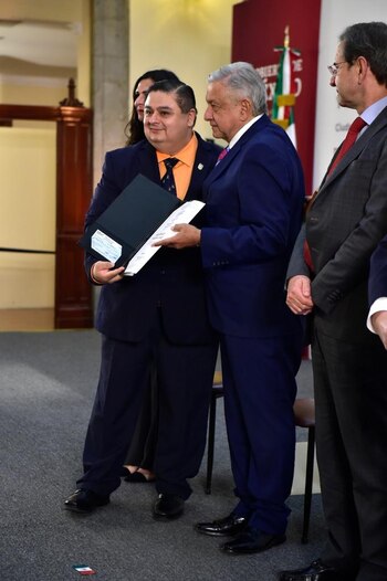 César Fernando Valenzuela Gómez recibe