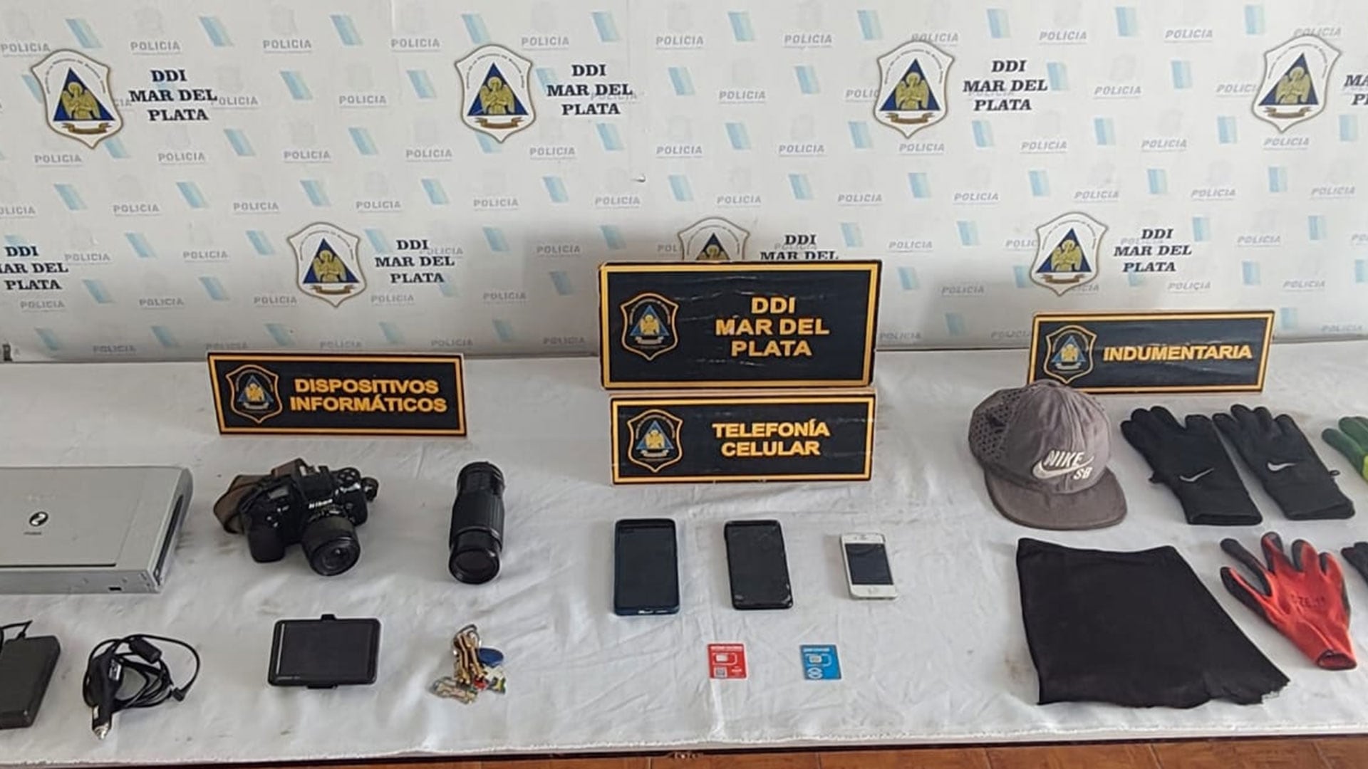 Los agentes secuestraron teléfonos celulares, prendas de vestir y demás elementos de interés para la causa