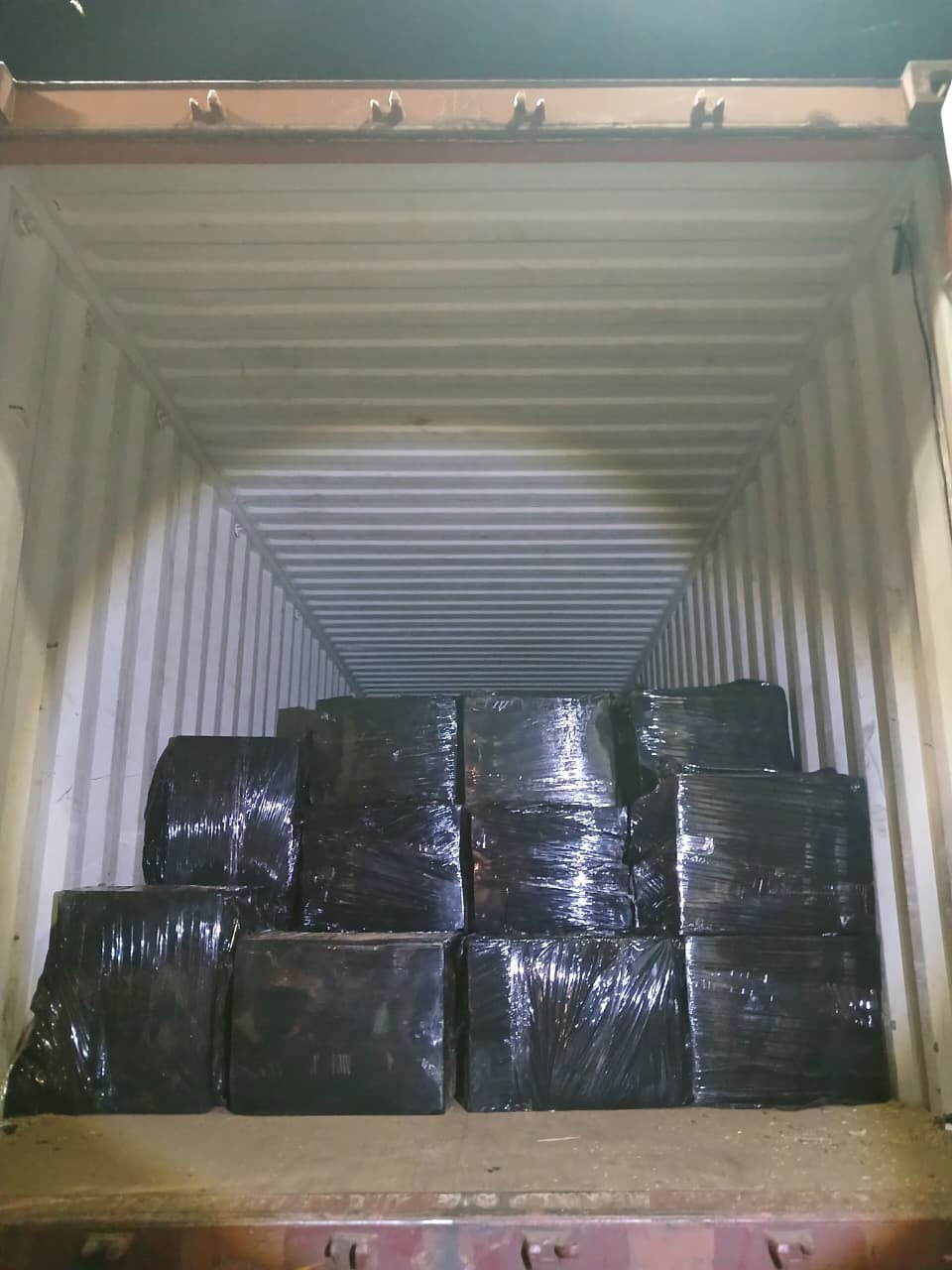 El interior del acoplado: el chofer aseguró que transportaba zapatillas, sábanas, pavas eléctricas y mates