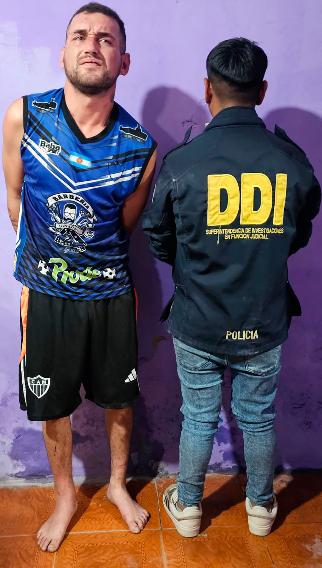 El sospechoso arrestado tras haber sido descubierto en el refrigerador de su casa