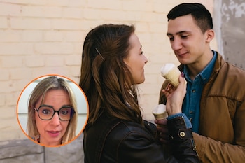 Una mujer y un hombre comiéndose un helado.