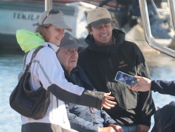 21/10/2026 Irene Urdangarín ha presentado al rey Juan Carlos a su nuevo novio.
Irene Urdangarín vuelve a estar enamorada un año después de su ruptura con Juan Urquijo. Y buena prueba de ello y de que su relación sentimental va muy en serio y está totalmente afianzada es que la hija de la infanta Cristina ha aprovechado la última visita del Rey Juan Carlos a Sanxenxo para viajar desde Reino Unido a la localidad gallega con su nuevo novio para presentárselo oficialmente a su abuelo, al que está muy unida.
POLITICA EUROPA ESPAÑA SOCIEDAD