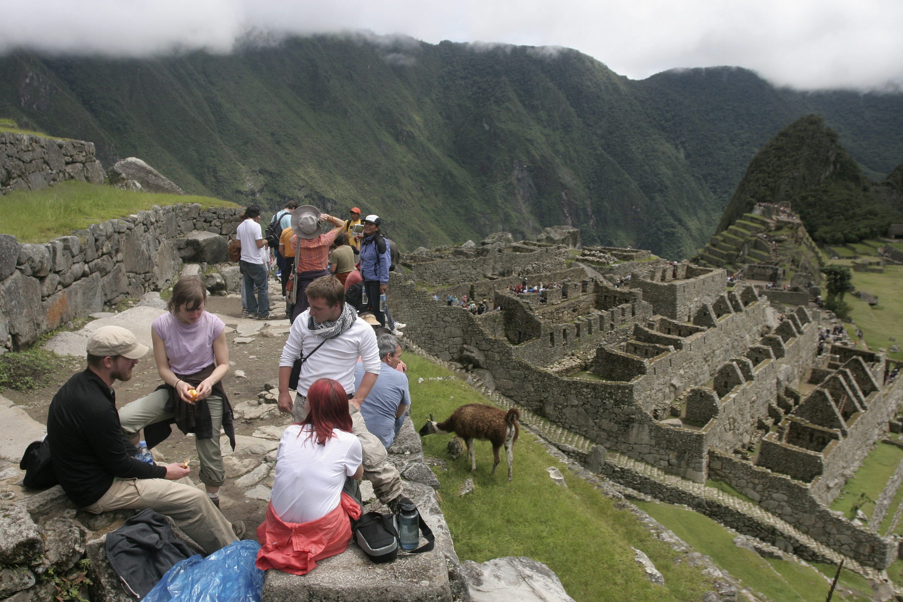 Fotografía de archivo en la que se captó a un grupo de turistas en la ciudadela de Machu Picchu, en Cuzco (Perú). EFE/Paco Chuquiure