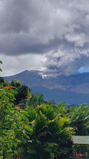 El parque nacional Rincón de la Vieja opera con protocolos especiales de seguridad y acceso regulado para visitantes mientras continúa el monitoreo. (Foto cortesía Comisión Nacional de Prevención de Riesgos)