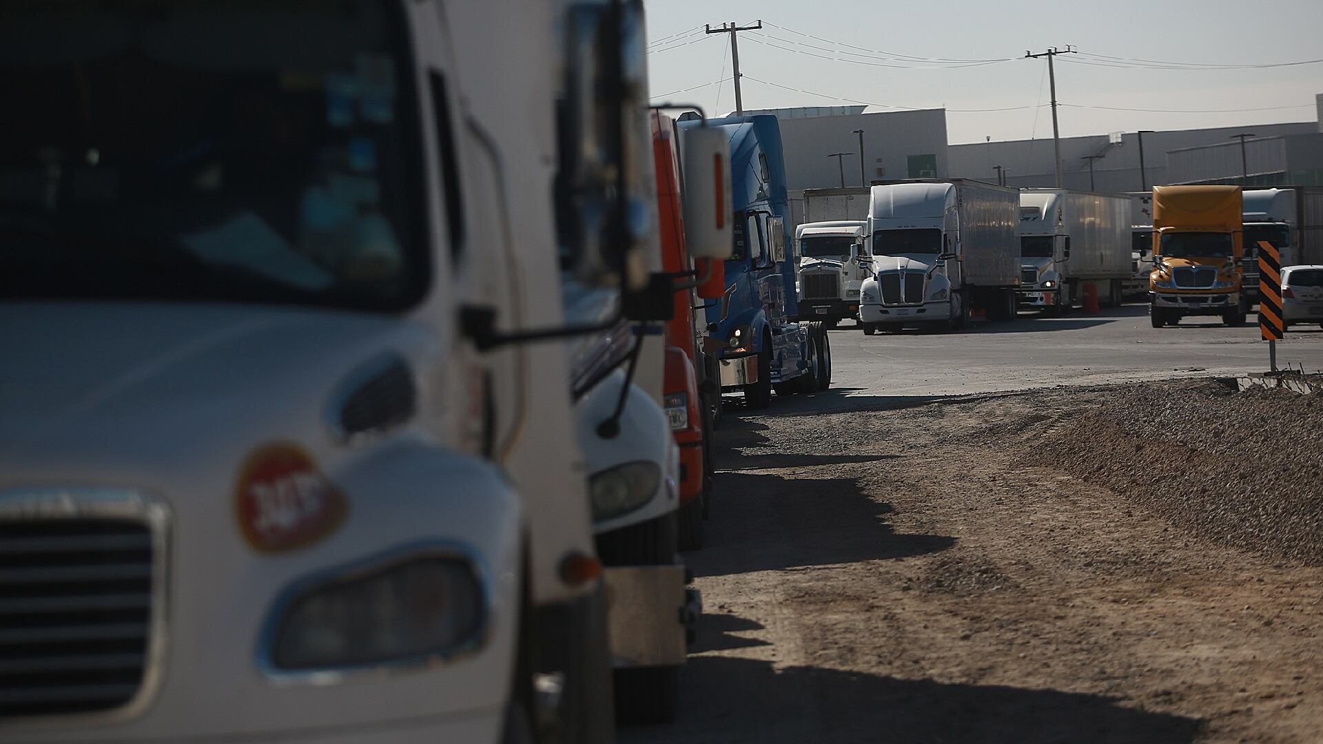 Transportistas Unidos reclama el pago de basalto que ya fue distribuido para la construcción del Tren Maya. EFE/Luis Torres