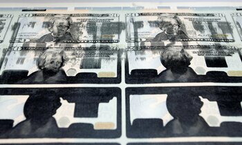 FOTO DE ARCHIVO: Billetes de 20 dólares parcialmente impresos en la Oficina de Grabado e Impresión en Washington el 23 de octubre de 2006 (REUTERS/Jim Young)