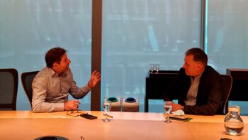 Yamandú Orsi, junto al secretario