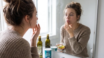 Aceite de oliva y sal: el dúo que calma labios partidos y exfolia tu piel al instante