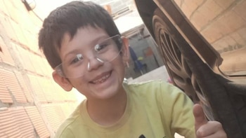 Tiene un hijo con una enfermedad que afecta a 1 de cada 5.000 chicos, rifó su auto para costear el tratamiento y recibió una ayuda inesperada