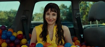 Jessica Chastain mira a la cámara con una sonrisa dentro de un automóvil rodeada de pelotas de plástico de diversos colores