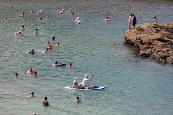 Vista de la playa de Cala Cortina, Cartagena, este miércoles. (Marcial Guillén/EFE)