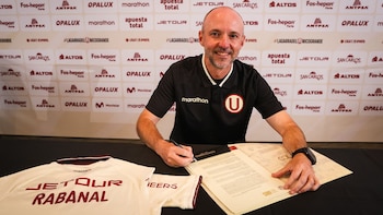 Javier Rabanal firmando su contrato