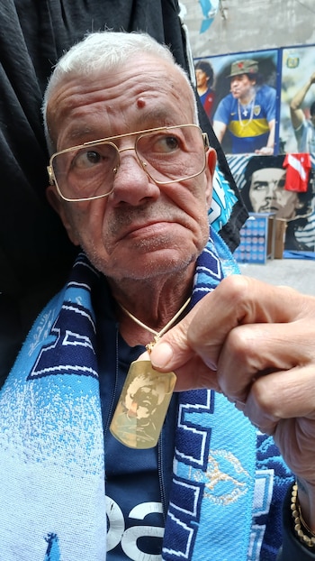 Antonio Esposito, conocido como “Bostik”, es una figura clave en la construcción simbólica y turística del llamado Largo Maradona, en los Quartieri Spagnoli de Nápoles.