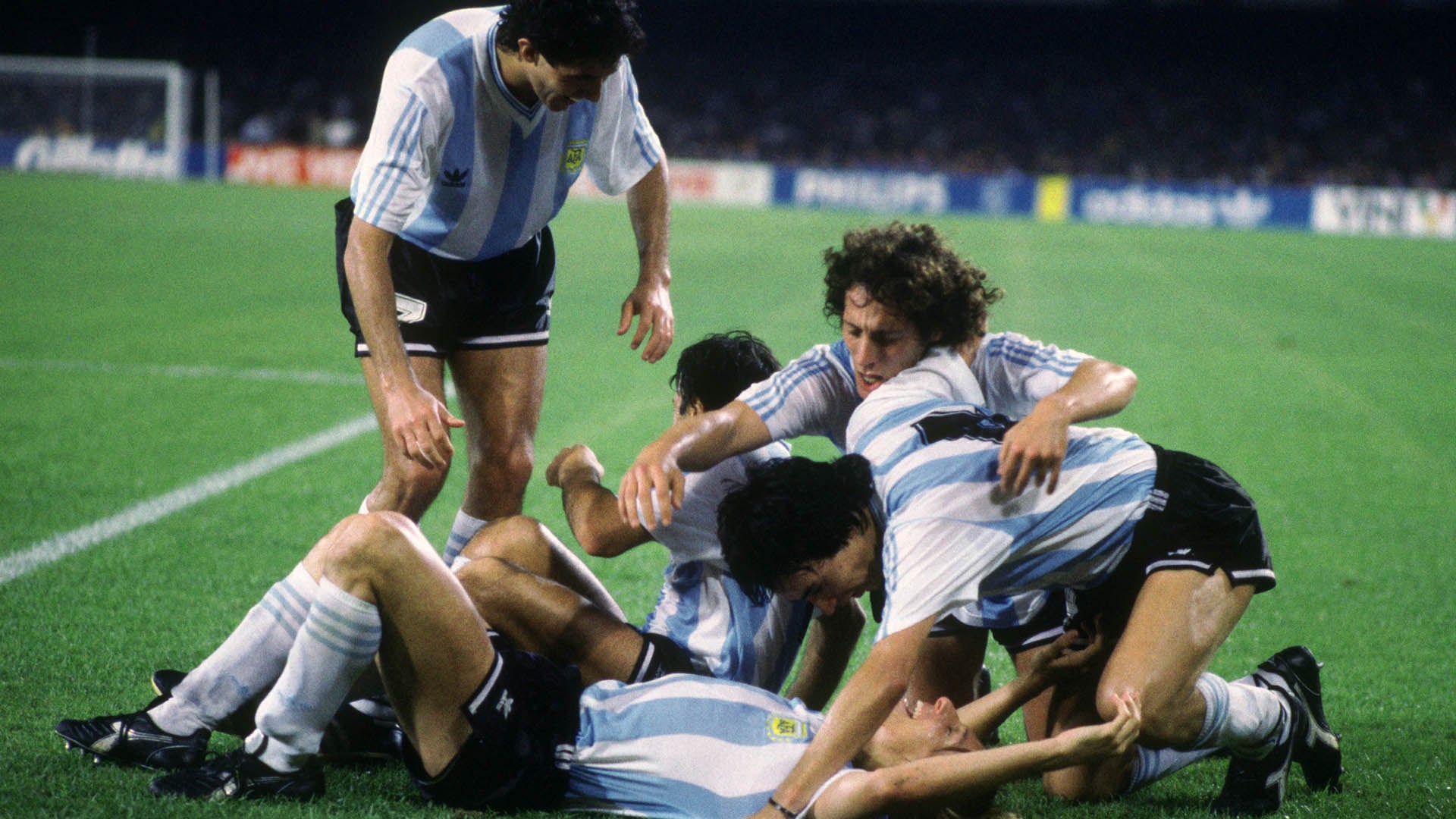 A pesar de la emoción del triunfo argentino, Claudia, sus hijas y familiares no lograron ingresar al estadio tras la victoria por penales (Action Images / Sporting Pictures / Nick Kidd)