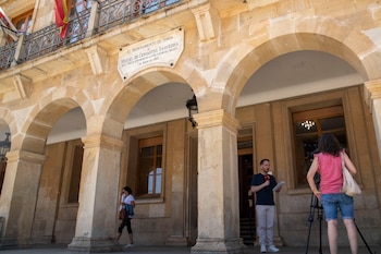 Agentes de Policía Judicial de la Guardia Civil en un registro en el Ayuntamiento de Soria. (EFE/ Wifredo García Álvaro)