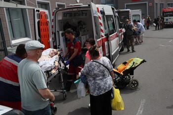 Unos hombres introducen a un