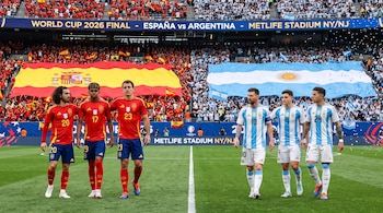 Seis jogadores de futebol da Espanha e da Argentina em campo, com bandeiras nacionais e espectadores no pódio, e um banner com texto
