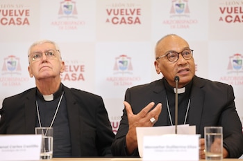 El Obispo auxiliar de Lima, monseñor Guillermo Elías (d), habla en una rueda de prensa este lunes, en Lima (Perú). EFE/ Paolo Aguilar