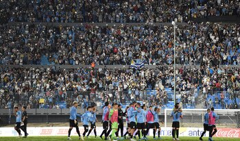 Los uruguayos juegan de local