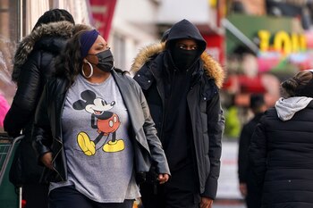Personas caminando por la ciudad
