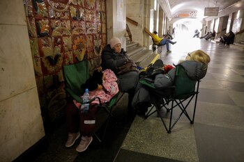 La gente se refugia en