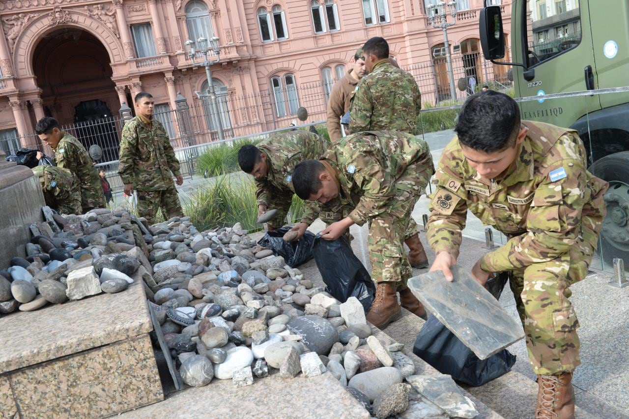 El Gobierno volvió a colocar en Plaza de Mayo las piedras que recuerdan a las víctimas del COVID-19
