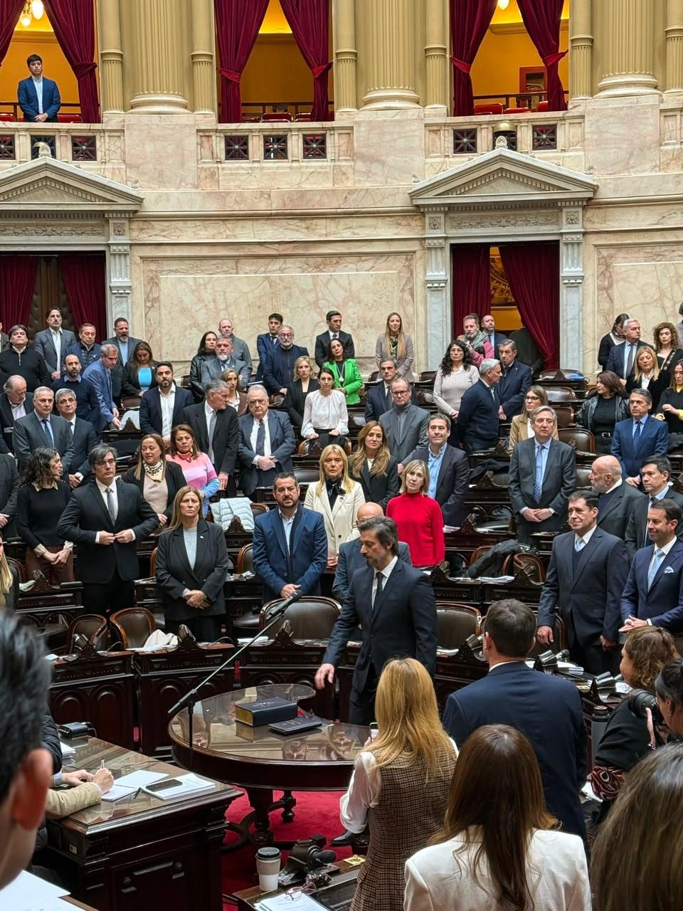 El diputado reemplazante Martín Matzkin participa de una sesión en el recinto del Congreso ante la presencia de otros legisladores y personal.