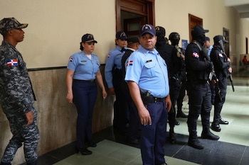 Imagen de archivo: Agentes del orden público montan guardia a las afueras del juzgado durante una audiencia relacionada con la investigación del fatal derrumbe del techo de la discoteca Jet Set el 8 de abril, en Santo Domingo, República Dominicana, el 15 de junio de 2025. REUTERS/Erika Santelices