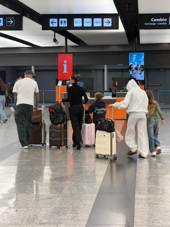 Los tres hijos de la actriz y su madre integraron el grupo familiar durante el recorrido por el exterior