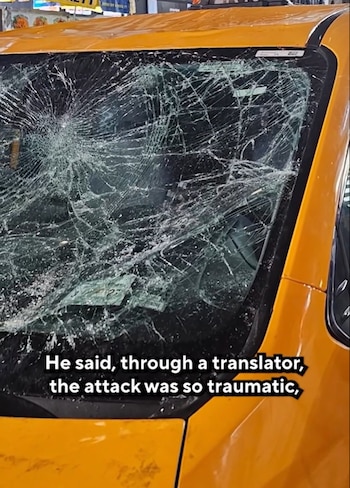 Primer plano del parabrisas de un Lamborghini naranja completamente destrozado, con el vidrio fragmentado en innumerables grietas radiales