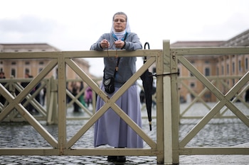 Una monja reza en la