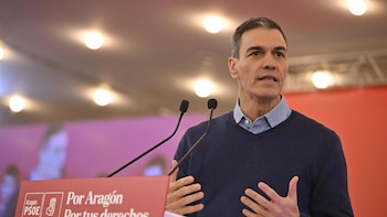 Sánchez felicita a Azcón por