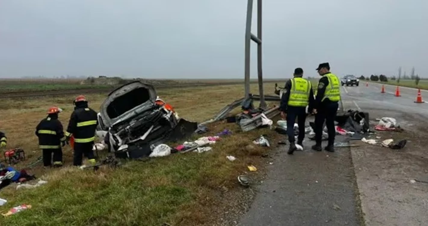 El vehículo impactó contra un guardarraíl y un cartel de la autopista