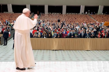 El papa Francisco saluda a