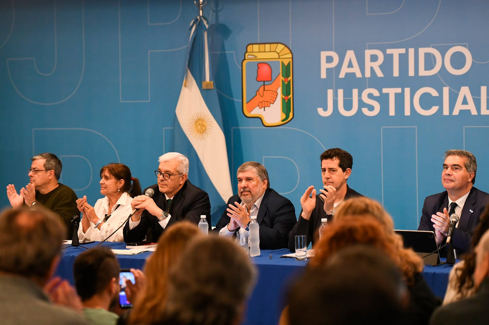 Dirigentes del Partido Justicialista se reúnen en un evento público para manifestar su oposición a la ley de tierras.
