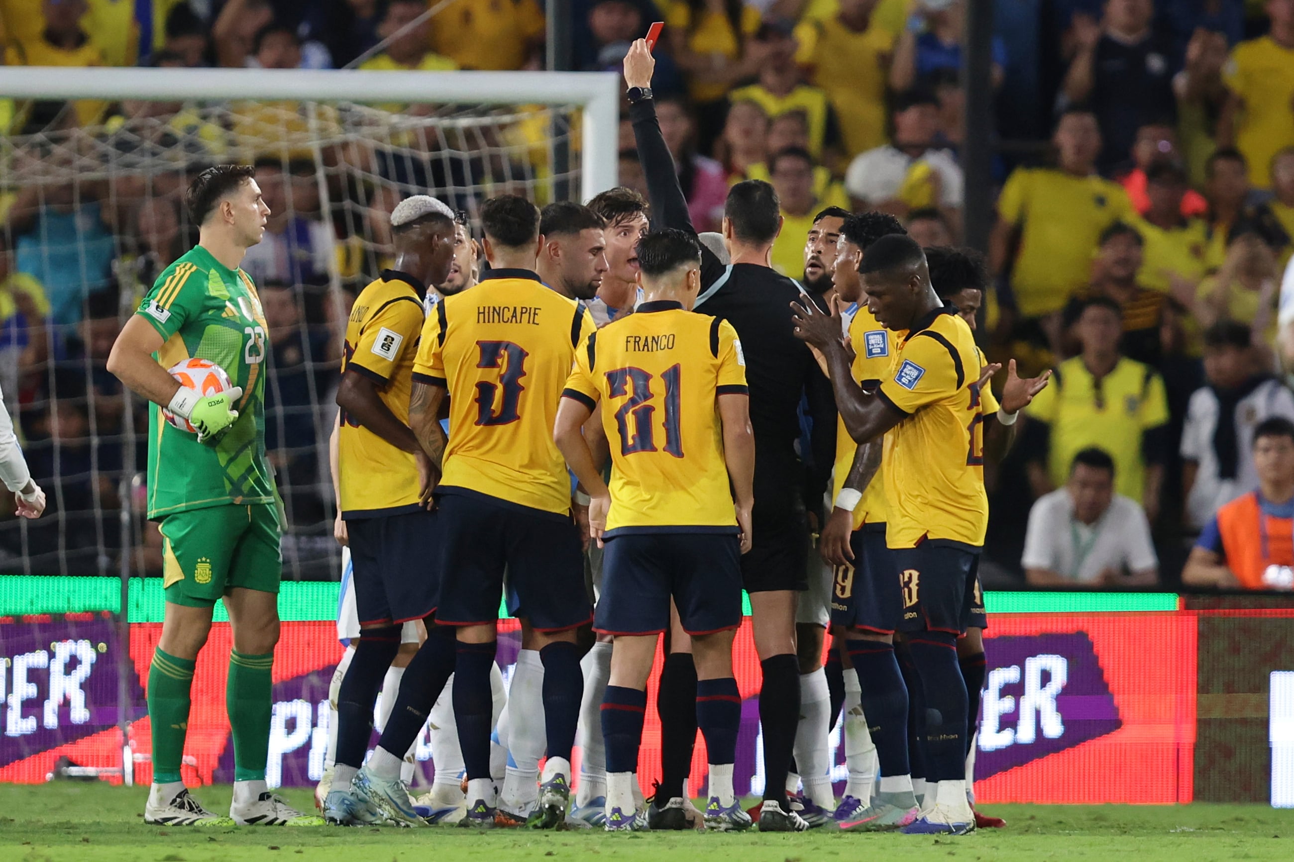 Otamendi fue expulsado en el último partido por Eliminatorias ante Ecuador (AP/Patricio Teran)