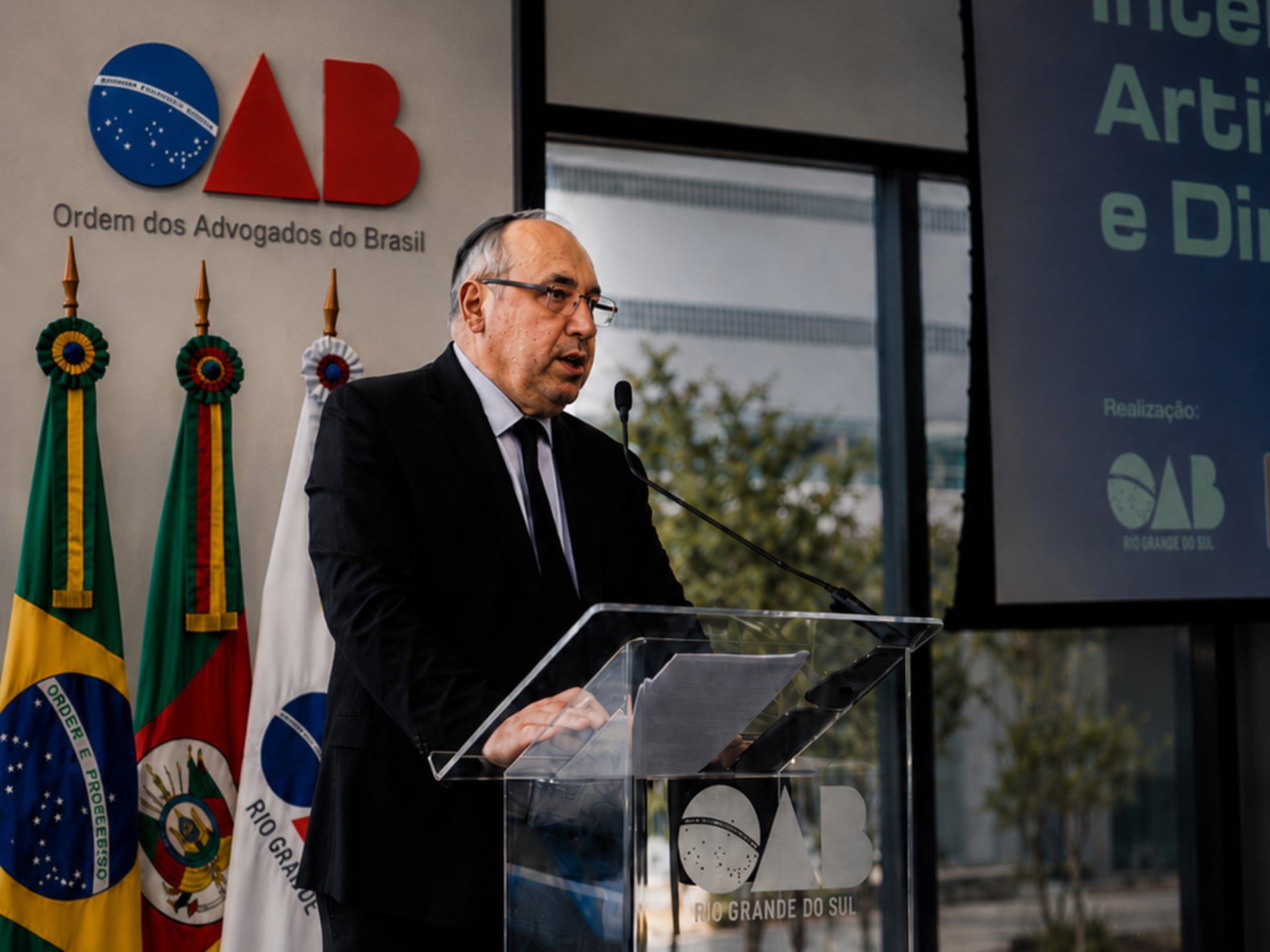 Rab. Dr. Fishel Szlajen presentando las pautas éticas concretas para normalizar la IA de uso profesional.