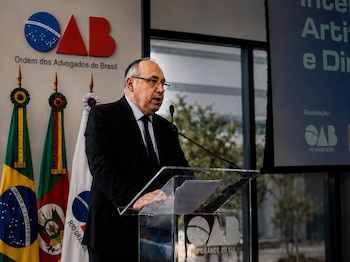 Rab. Dr. Fishel Szlajen presentando las pautas éticas concretas para normalizar la IA de uso profesional.