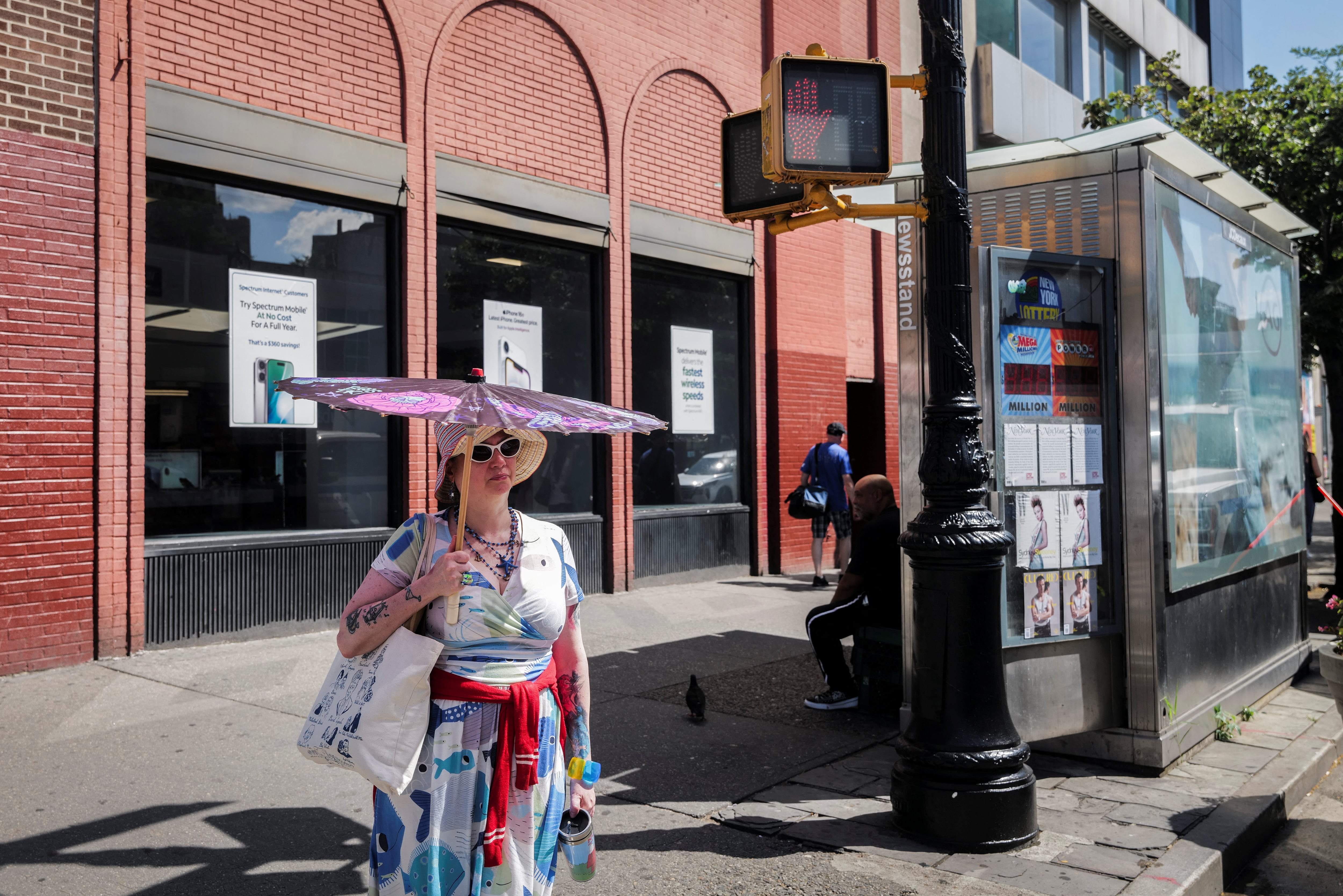 Los centros de enfriamiento de Nueva York funcionan en bibliotecas, centros comunitarios, centros para personas mayores y dependencias de NYCHA con espacios climatizados (REUTERS/Jeenah Moon).