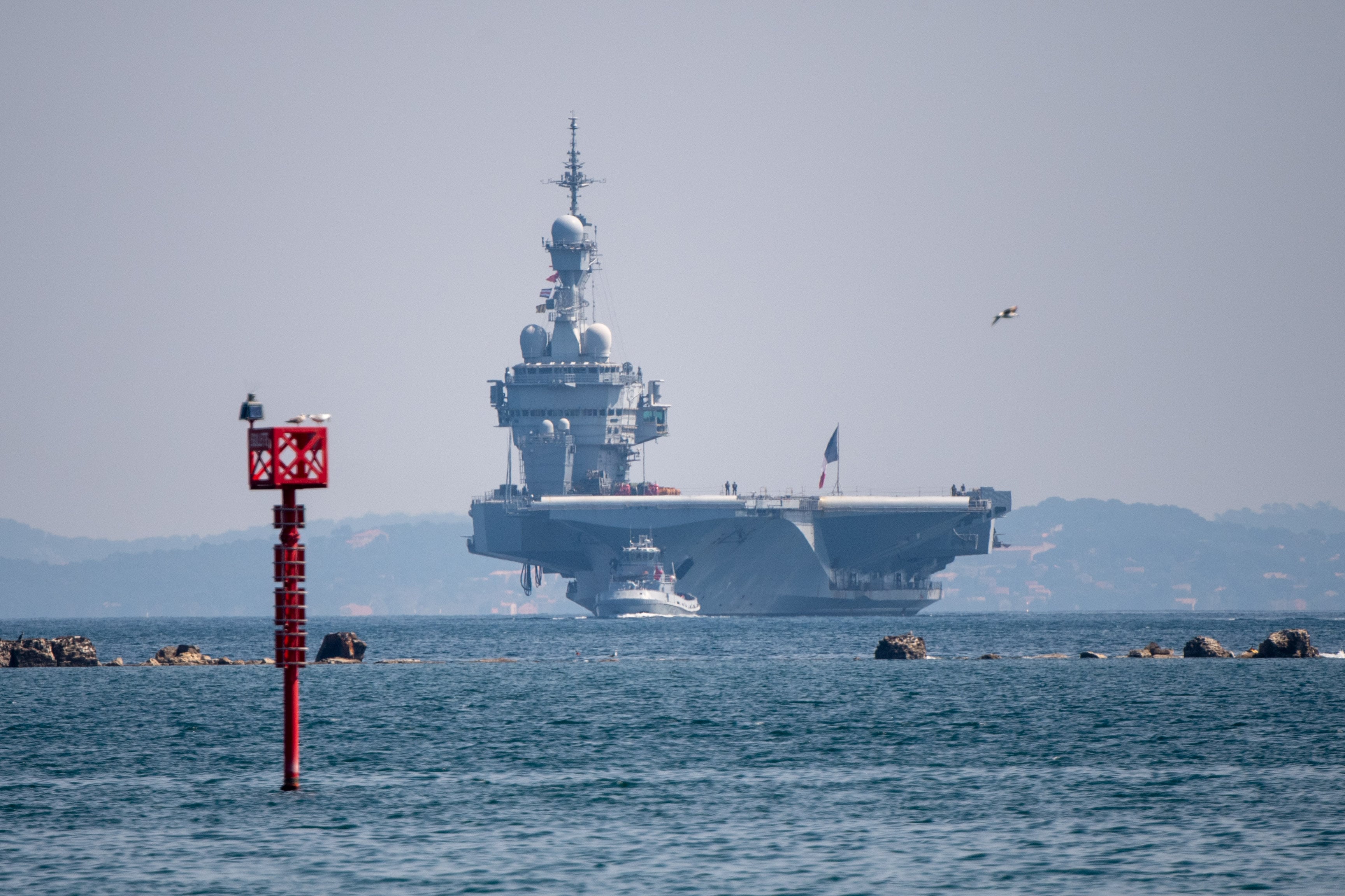 Una fotografía muestra al portaaviones francés Charles de Gaulle el 12 de abril de 2020, a su llegada al puerto de Toulon, en el sur de Francia
(Foto de Christophe SIMON / AFP)