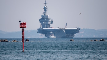 Francia acerca su portaaviones al estrecho de Ormuz mientras negocia una misión naval con más de 50 países